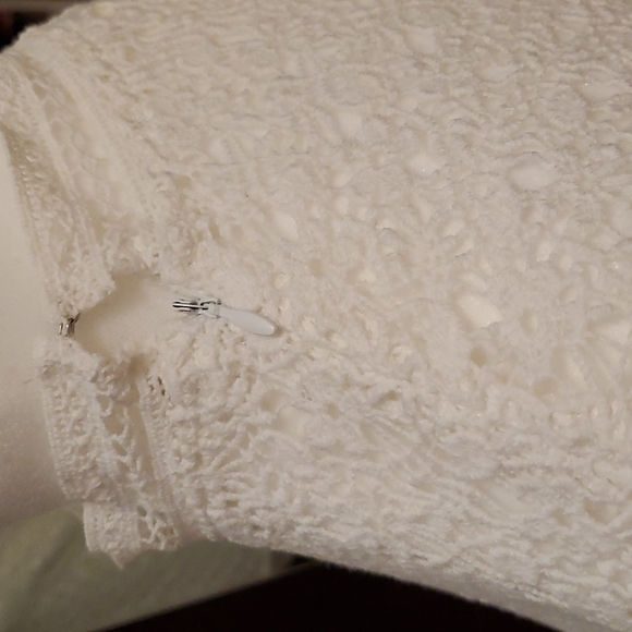 White blouse - Picture 5 of 6